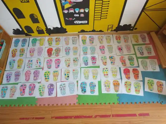 "可爱的图形-鞋底涂色"开发区幼儿园小二班双手创意画