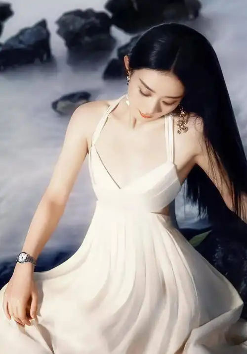 "国民女神"赵丽颖优雅造型:时尚气质,魅力高贵