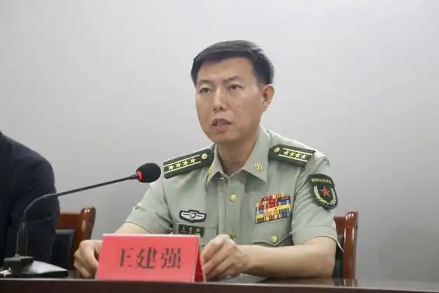 黄冈军分区大校,政治委员王建强要求,一是要居安思危,充分认清国防