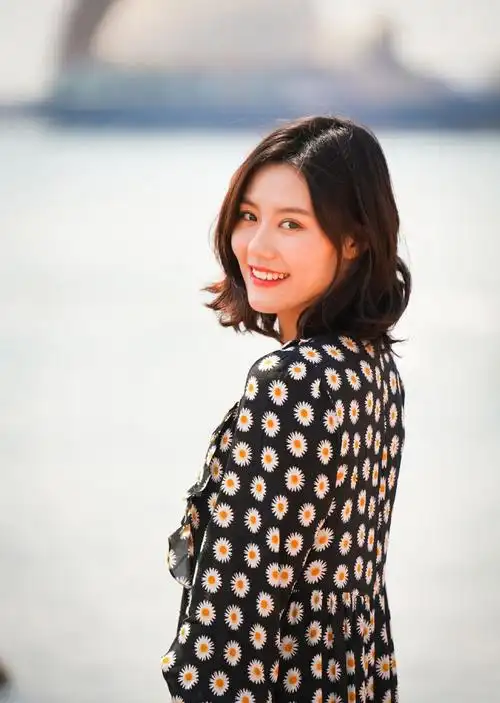 游泳女神刘湘晒美照,沐浴着阳光 碎花连衣裙,她美得不像话