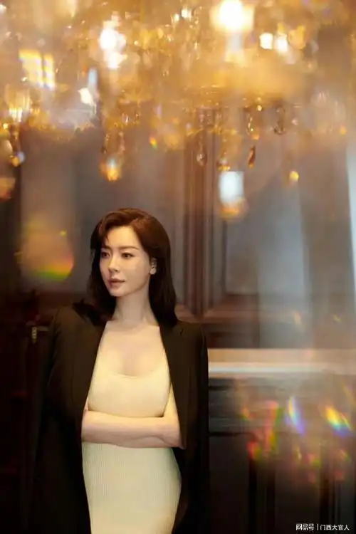 u型阔领倍显好身材陈数晒低胸装美照引粉丝好评