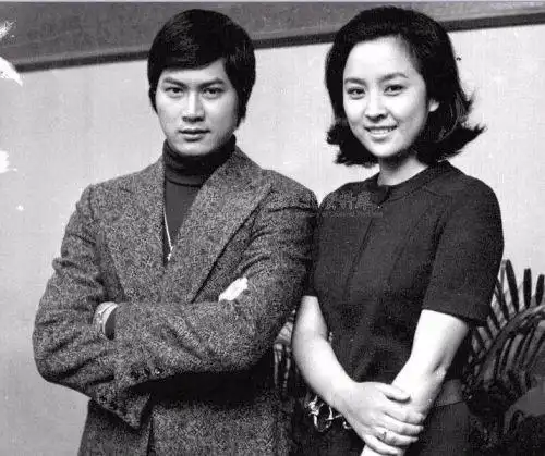 照片中男的是邓光荣,女的是谁?