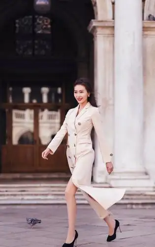 周知演绎秋季街头时尚大片 白衣红唇气场全开