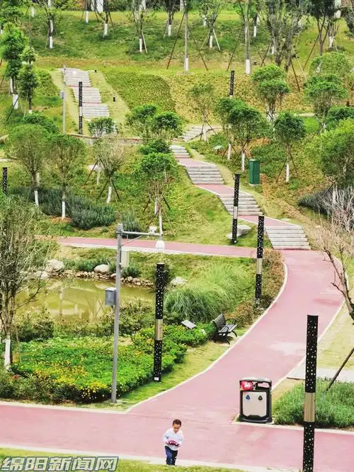 科技城人才公园下沉式水系运用,便于雨水收集循环利用