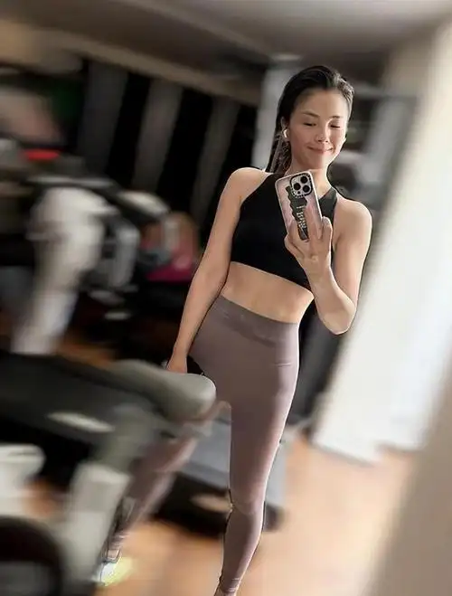 45岁刘涛晒多张健身照秀马甲线和蜜桃臀对镜凹造型引热议