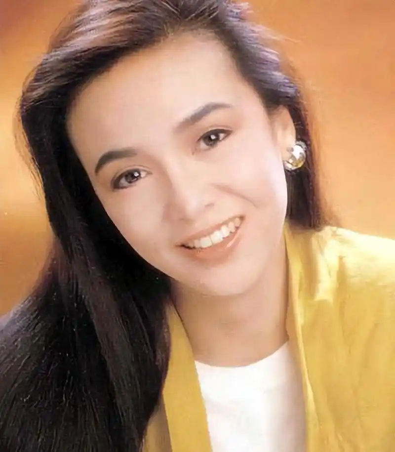 事实证明,没婚姻没子女,除了钱一无所有的郑裕玲,才是人间清醒