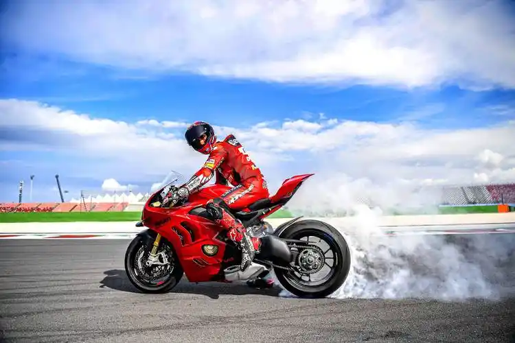 杜卡迪2022panigalev4v4s户外特写