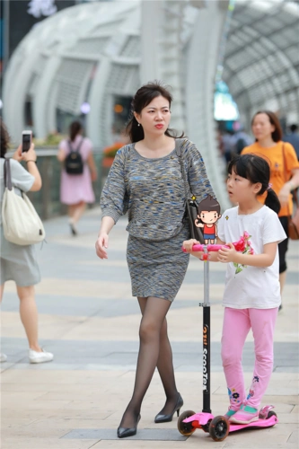 街拍联盟身材完美的黑丝袜高跟辣妈气质令人无法抗拒