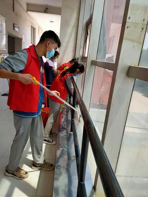 我校学生会开展卫生死角义务大扫除活动