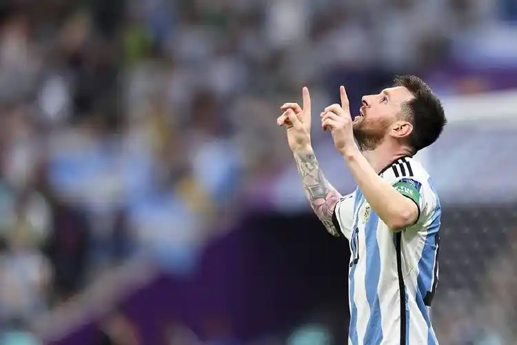 梅西进球后双手指天献给马拉多纳,让很多球迷感动得落泪_阿根廷_比赛