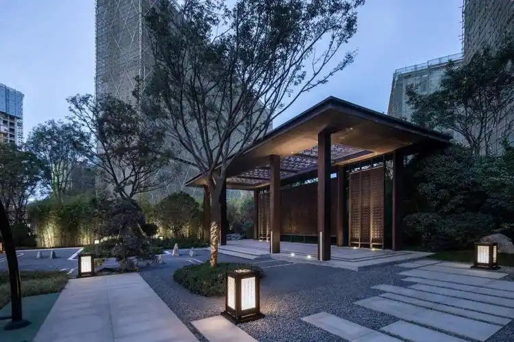 售楼处偏向于传统中式,而小区则是新中式风格,看上去内敛些.