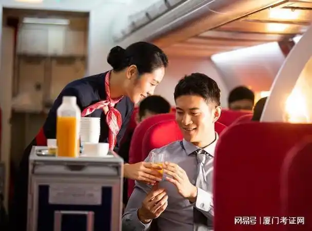 民航乘务员:天空中的服务之星和安全守卫|飞行|飞机|国际航班|男子