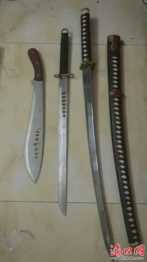 飞鹰队员当场缴获的砍刀.警方供图