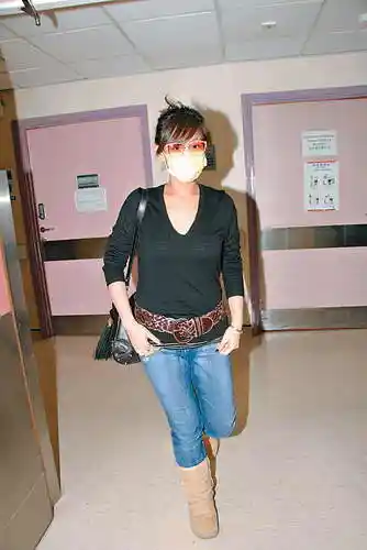 组图:沈殿霞排毒再度暴瘦 病情好转留医院休息