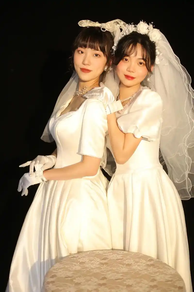 我们的20岁#闺蜜写真 #拍照姿势 #拍照姿势  - 抖音