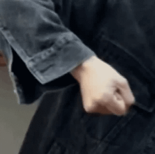 肖战握紧拳头～动图