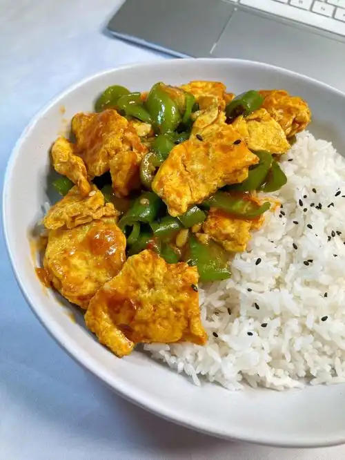 一人食晚餐03超下饭的青椒鸡蛋盖饭