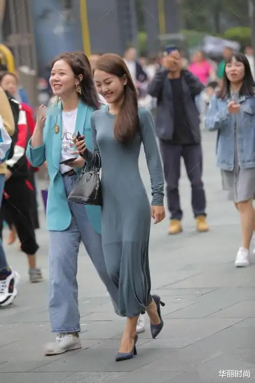 小姐姐穿的丑,闺蜜在旁边笑得可开心了