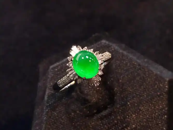 不过万天然翡翠冰阳绿起光蛋面戒指凝翠