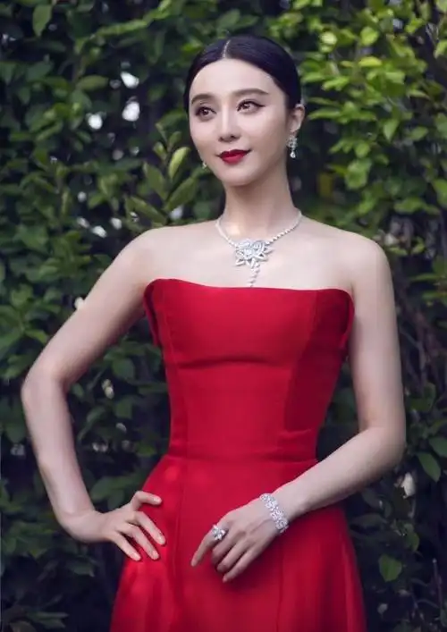 范冰冰气质太惊艳穿玫红色连衣裙一点不土气反而又美又仙