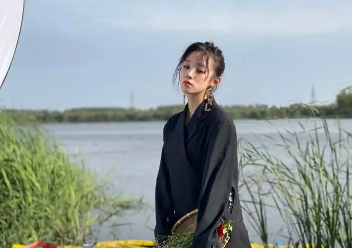 宋雨琦[超话]# 近期造型图集,可爱蝴蝶结小卷卷,黑色西装搭配白裙,黄