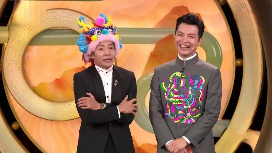 央视春晚:任鲁豫稳撒贝宁显眼包小尼翻车,龙洋马凡舒又美又从容