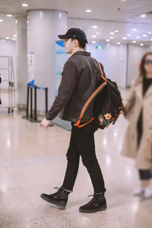 金瀚穿黑色外套配黑色长裤现身 打扮休闲随性阳光少年感十足