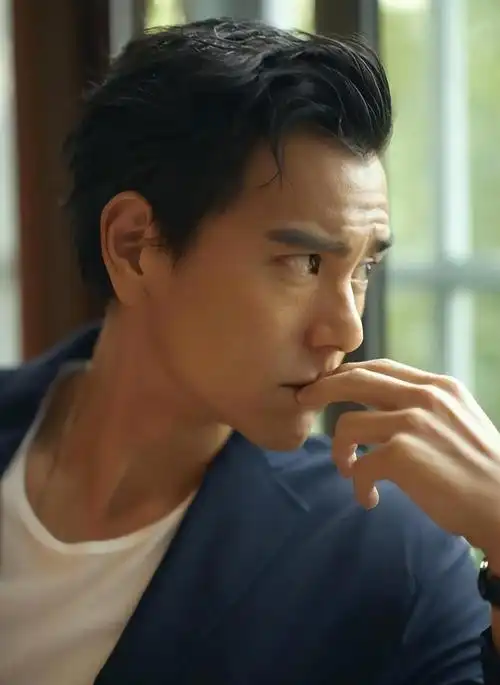 彭于晏疑似在日本定居驾车出行携神秘女子副驾靓丽动人