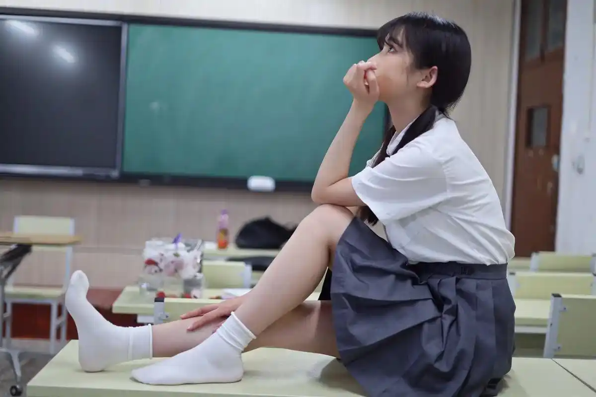 教室写真拍摄碎片#镜头下的青春 #学生时代 #拍照姿势 - 抖音