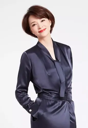 央视主持董卿气色佳,衬衫工装裤配气质短发,46岁身材容颜仍很好