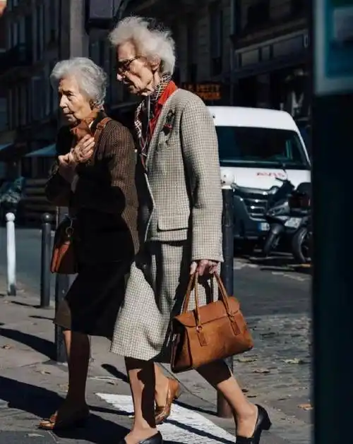 不得不说外国老太太是真精致:配饰大方,发型蓬松,打扮优雅_时尚_女性