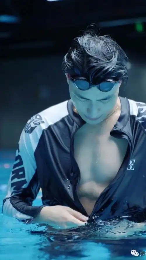 但他好看的不只有大长腿,没想到他的小腹肌也一样nice!