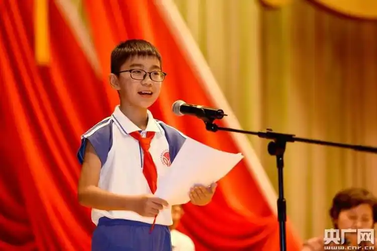获奖学生代表上台发言