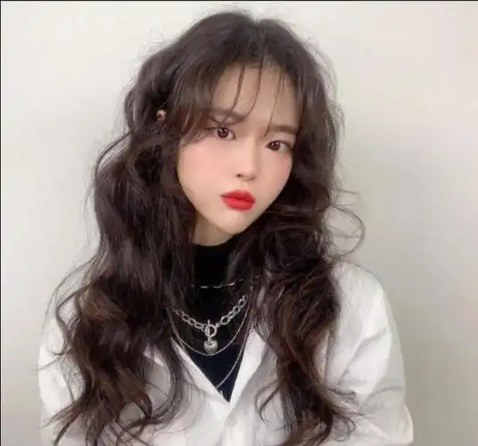 2020年最流行的女生满头烫发发型潮流时尚的你一定不能错过