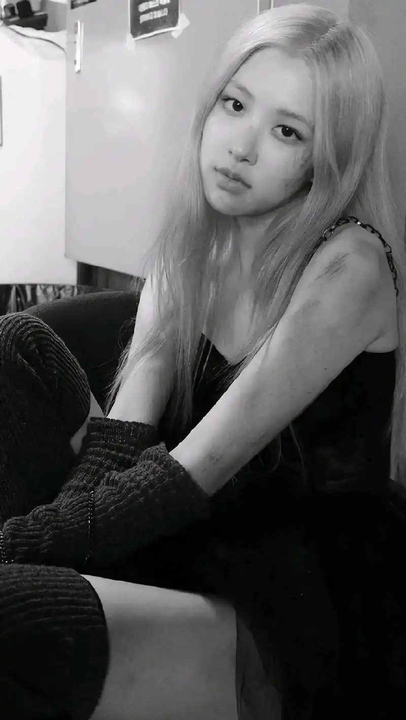 "澳洲野玫瑰"朴彩英身穿黑色抹胸裙的一组黑白风格的性感写真