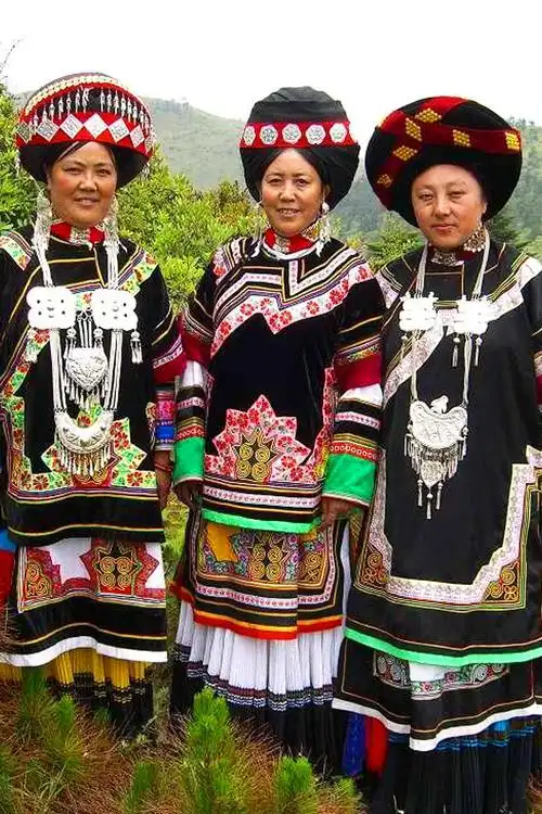 彝族服装一般由纯羊毛手工打造,从收取羊毛,纺成线,浸染,到织布,裁剪