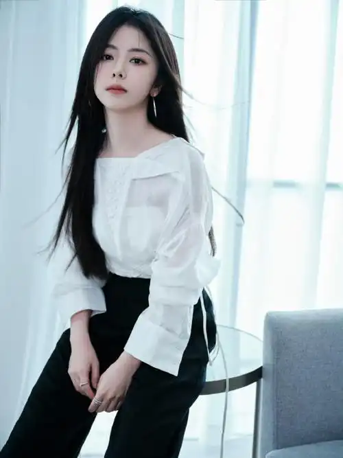 谭松韵今天营业造型大片,身穿日本设计师yuima nakazato 2024秋冬高定