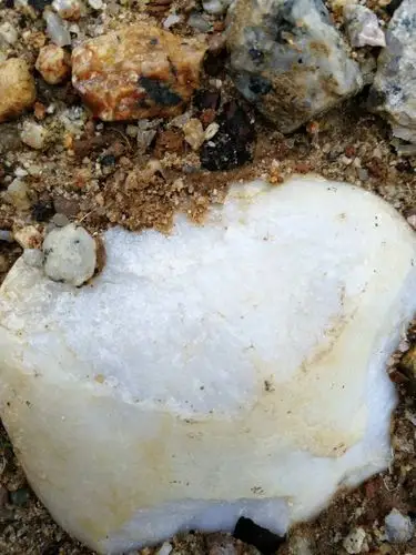 请问这块白色的是什么石头?