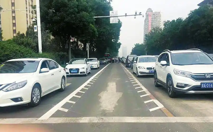 图为太原首次出现的锯齿状交通标线