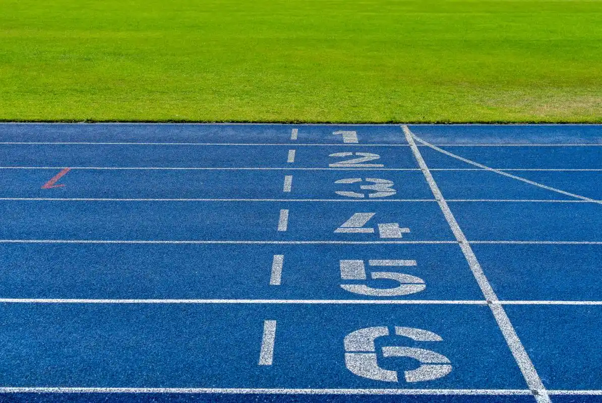 蓝色塑胶跑道在阳光下显得更加清晰,可以提高运动员的视觉效果,这也