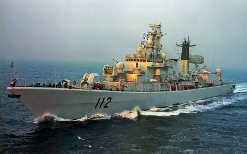 图为经过现代化改装的"哈尔滨"号导弹驱逐舰.