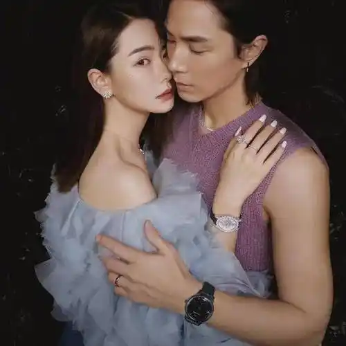 随着「美妆博主」的人设越来越火,戚薇开始带着老公频繁登上综艺节目