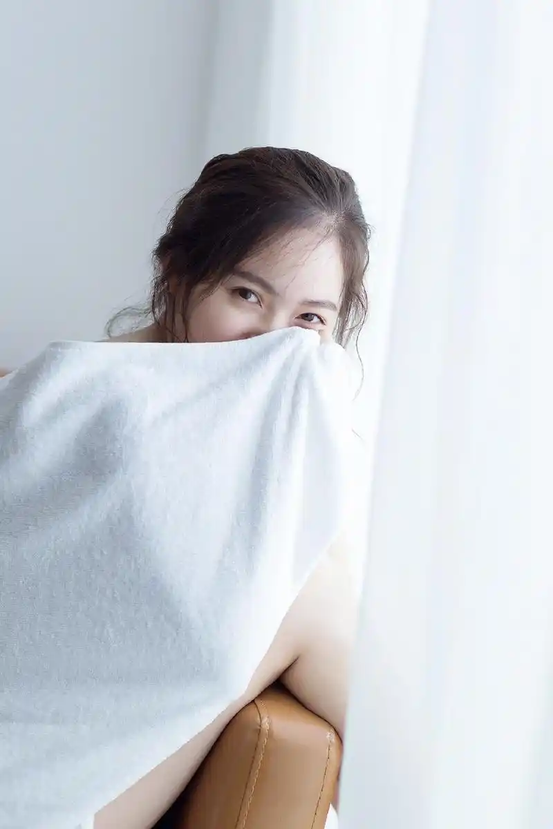 大胆性感浴袍美女露肩诱人私拍写真图片 _ 图片网