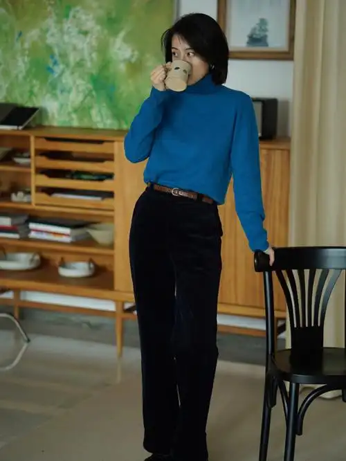 三色毛衣的色彩搭配