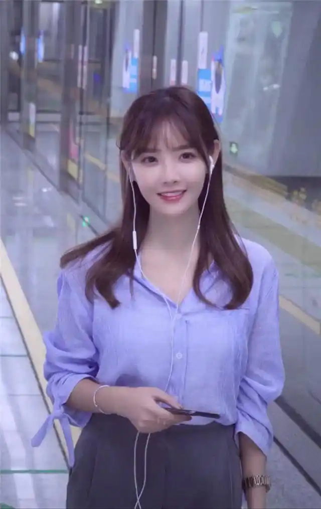 抖音最火"地铁女神",甜过初恋,网友:你是我生活里的一颗糖!