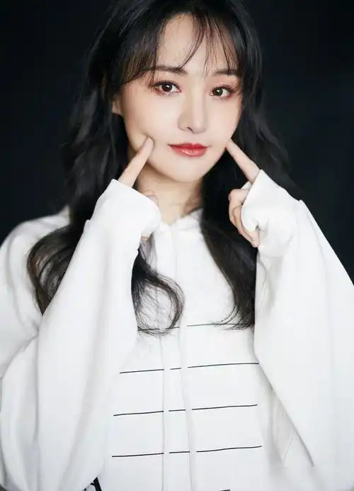 郑爽真是时髦精脏辫发型搭配金色短裙又美又酷