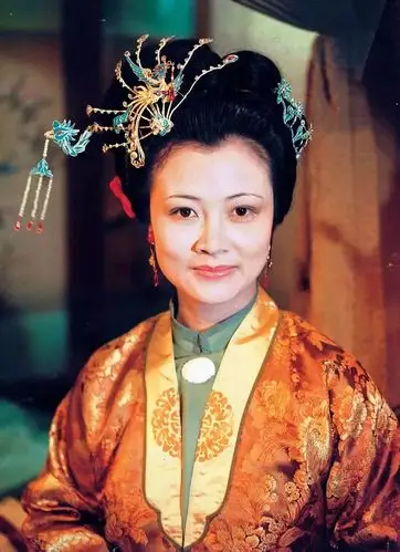 贾蓉也没了母亲,从尤氏进府的时间看,贾蓉的生母,应该是在他极小时就