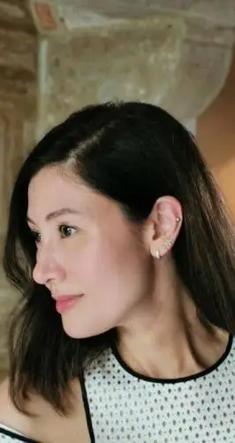 49岁李嘉欣晒素颜照皮肤光滑细腻无皱纹对老公昵称却亮了