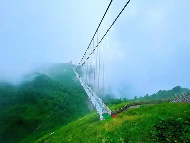 从宜昌东站出站后我们乘车前往宜昌百里荒景区,沿途经过宜昌最美的