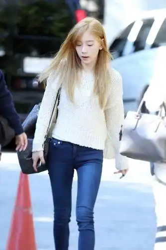 看金泰妍花样穿搭,在早秋演绎少女情怀